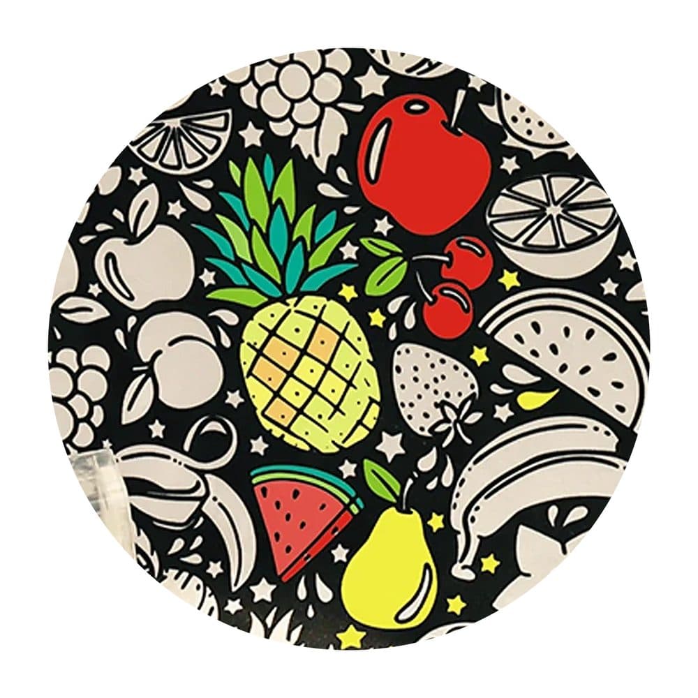 Gros plan d'une zone coloriée du motif : ananas jaune et vert, pomme et cerises rouges, pastèque, poire jaune, à côté de fruits restés blancs